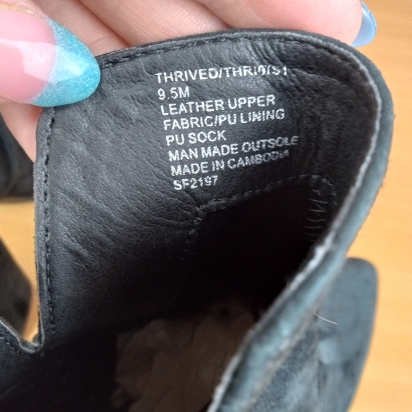 NWT Steve Madden 'Thrived' Genuine Suede Pointy Toe Notched Ankle Booties in Blk - Picture 4 of 7